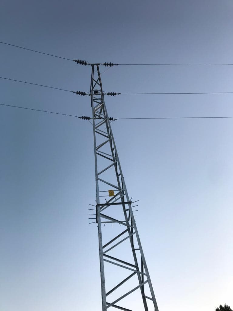 Orta gerilim enerji iletim direği