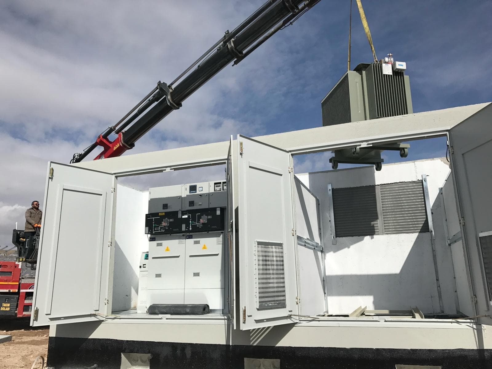 Kompakt trafo merkezi montajı