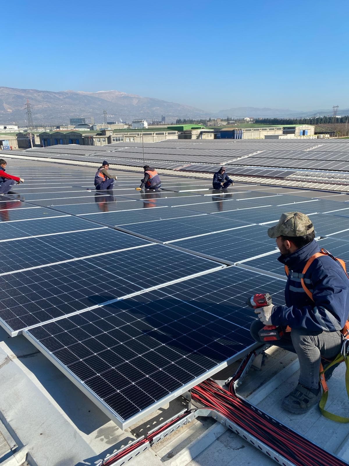 GES çatı montajı ve DC kablolama